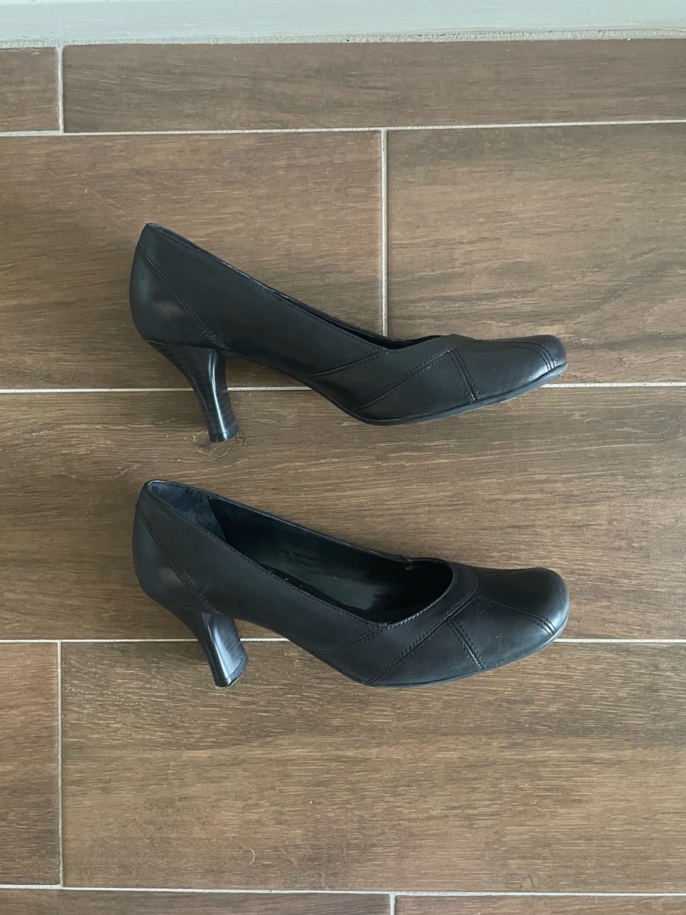 Michelle D Classic Black Leather Round Toe Heels